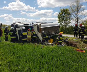 Brzozówka. Wypadek cysterny. Wylał się płyn, kierowca był uwięziony