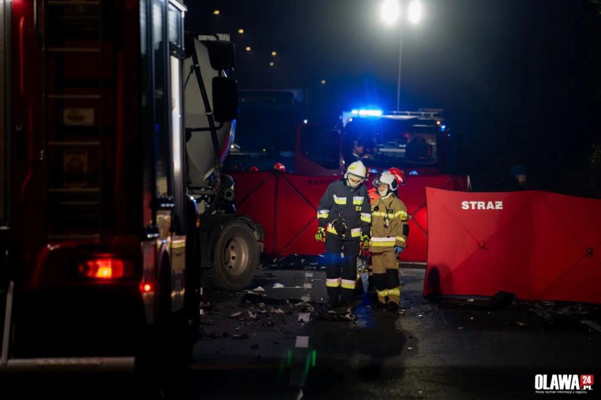 Subaru wjechało pod cysternę. Dwoje młodych strażaków nie żyje! 