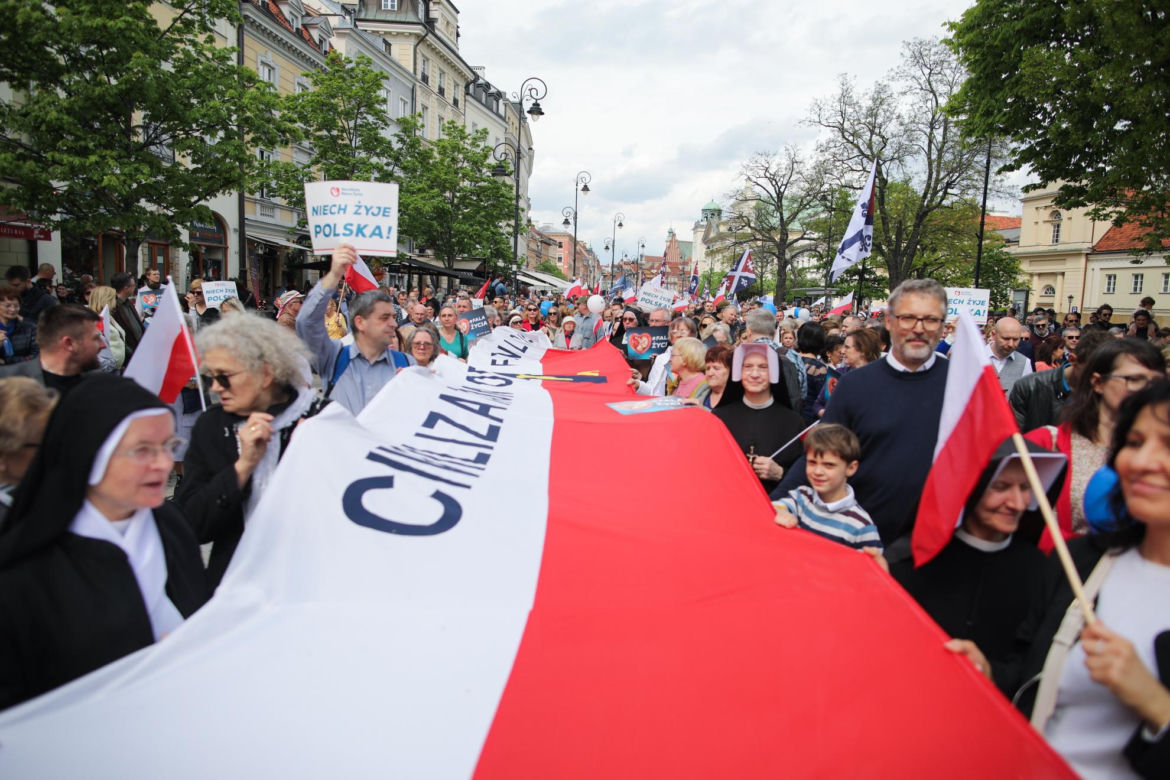 Tysiące ludzi wyszło na ulice Warszawy. Manifestujący wykrzykiwali hasła. Sprzeciwiają się atakom wymierzonym w małżeństwa