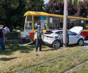 Łódź: Wypadek na Limanowskiego. Zderzenie tramwaju z samochodem wyglądało naprawdę groźnie