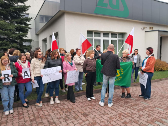 Protest pracowników ZUS-u w Starachowicach