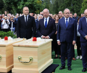 Szok po tragedii w Łodzi. Dziesięć malutkich trumienek na pogrzebie. Tego widoku nie da się wyrzucić z głowy