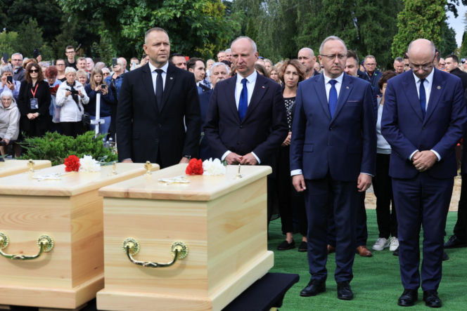 Szok po tragedii w Łodzi. Dziesięć malutkich trumienek na pogrzebie. Tego widoku nie da się wyrzucić z głowy