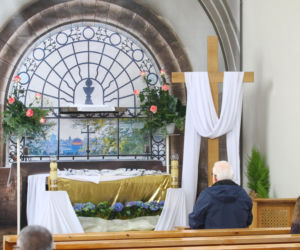 Wiosenny Lech Wałęsa na wielkanocnej mszy