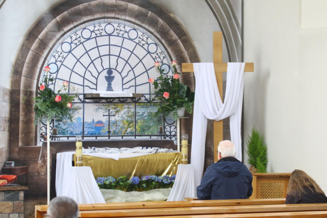 Wiosenny Lech Wałęsa na wielkanocnej mszy