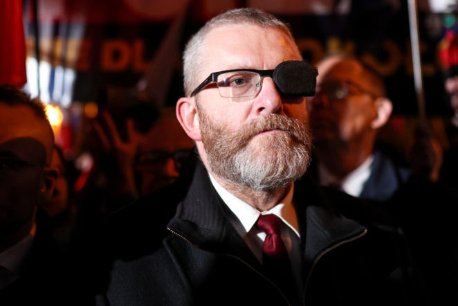 Grzegorz Braun w sądzie. To już nie proces, to polityczny spektakl. Czego naprawdę chce polityk?