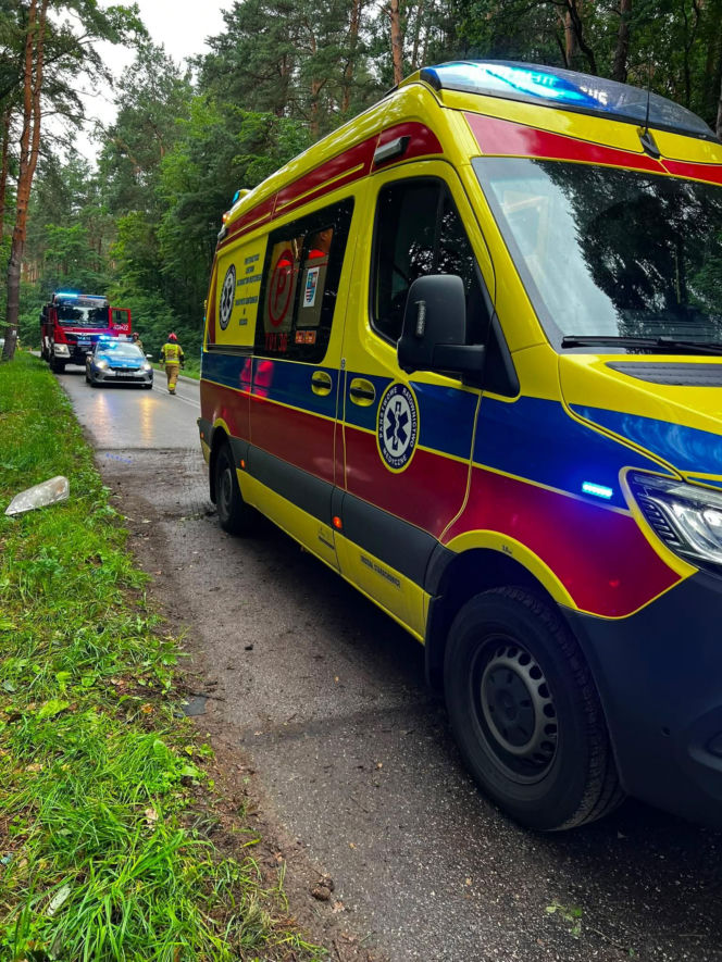 Groźny wypadek na leśnym odcinku drogi. Karetka rozbiła się między Stykowem a Kałkowem