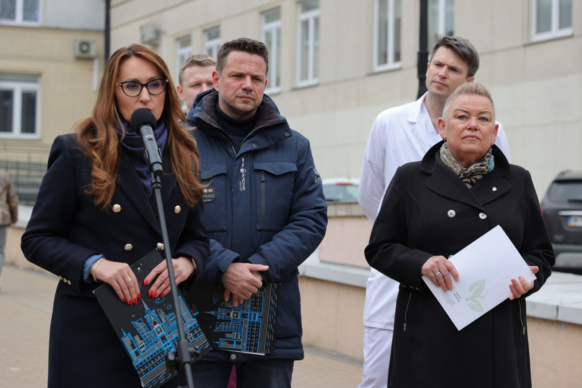 Warszawa zatrudnia medyków z Ukrainy. Konferencja Rafała Trzaskowskiego pod Szpitalem Bielańskim.