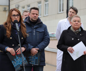 Warszawa zatrudnia medyków z Ukrainy. Konferencja Rafała Trzaskowskiego pod Szpitalem Bielańskim.