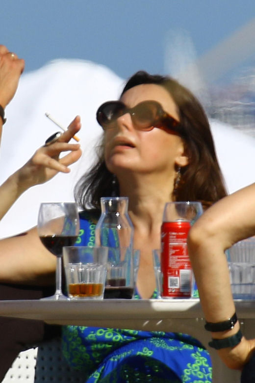 Renata Dancewicz kurzy na plaży