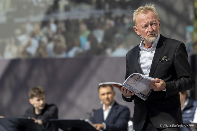 Narodowe czytanie z Karolem i Martą Nawrockimi