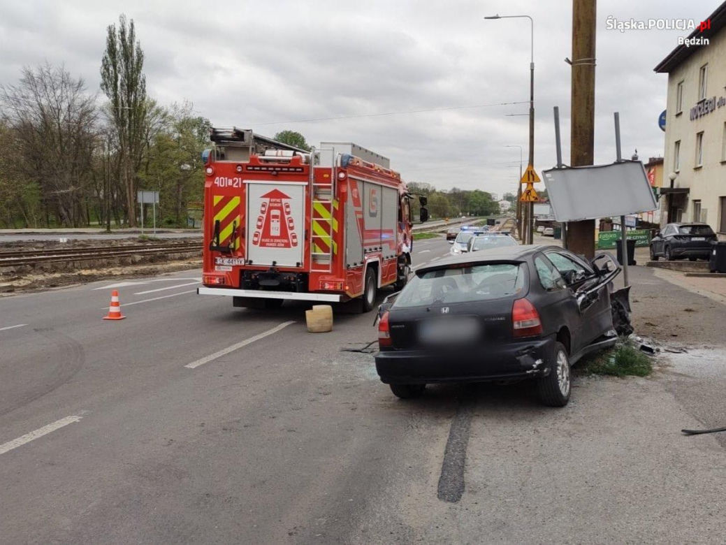 Młody mężczyzna NIE ŻYJE! Jego auto roztrzaskało się na słupie w Będzinie. Wstrząsające zdjęcia 