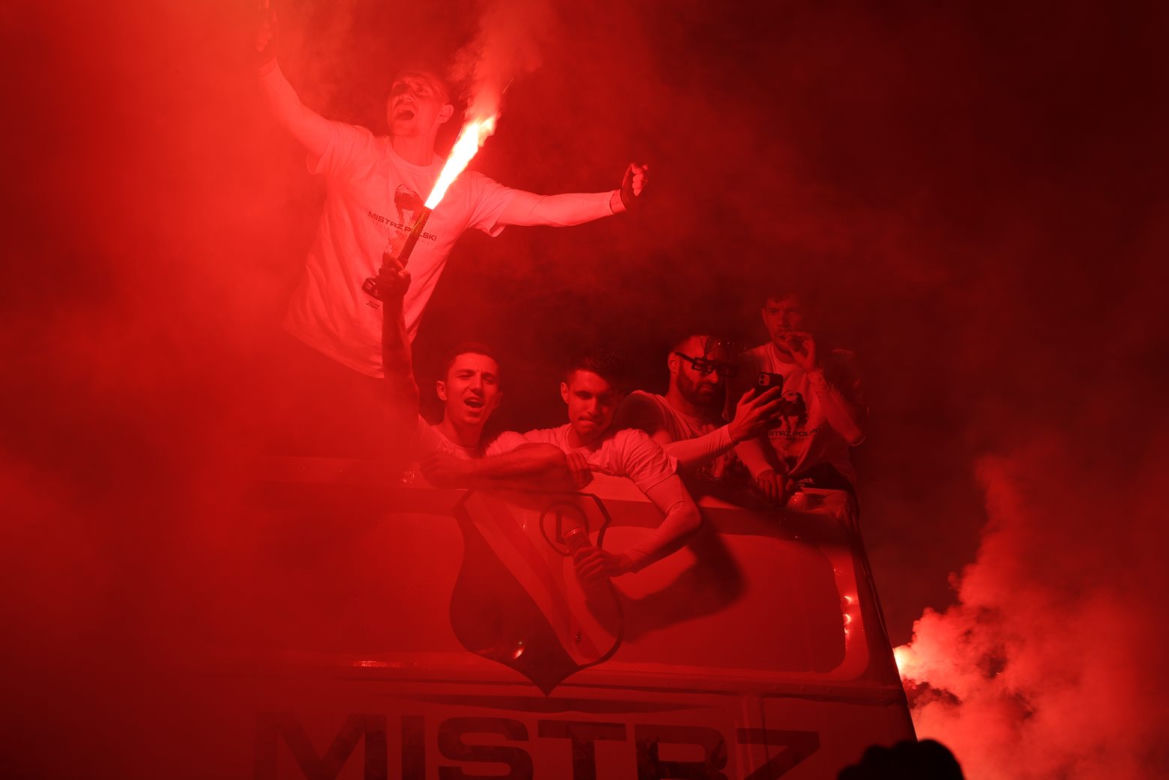 Mistrzowski autobus Legii Warszawa świętował pod pomnikiem Syrenki