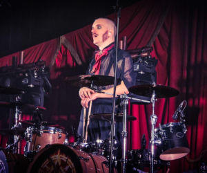 Skrupulatnie wyreżyserowany groteskowy spektakl okraszony nutą surrealizmu – Avatar zawładną Warszawą [RELACJA]