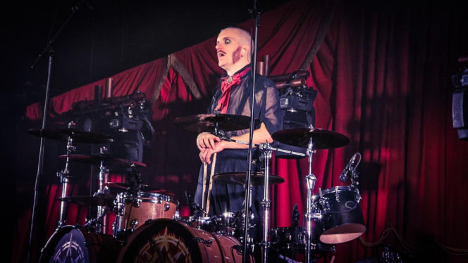 Skrupulatnie wyreżyserowany groteskowy spektakl okraszony nutą surrealizmu – Avatar zawładną Warszawą [RELACJA]