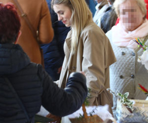 Donald Tusk z córką i wnukami idą do kościoła z koszyczkiem