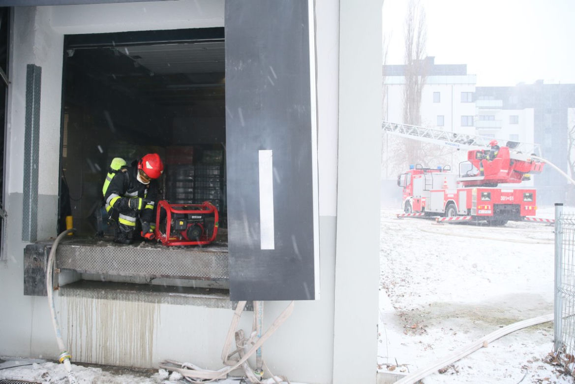 Pożar Lidla na Bielanach. 20 jednostek straży na miejscu.