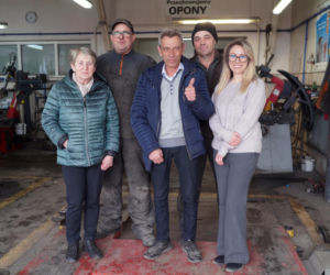 Urząd kazał mu zapłacić 2 miliony złotych, bo przekazał opony fundacji. Pan Sławomir 8 lat walczył o sprawiedliwość