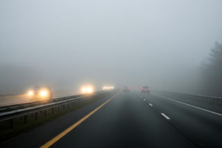 Gęsta mgła paraliżuje Polskę. Kiedy warunki na drogach się poprawią?