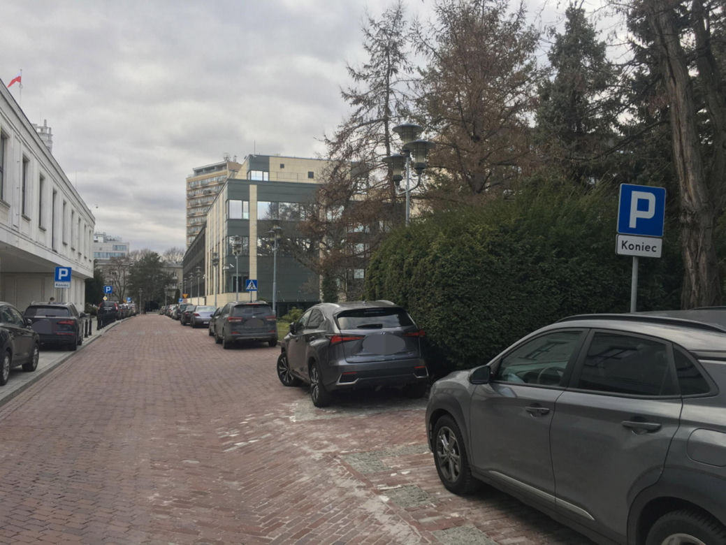 Głosują za wysokimi mandatami, sami łamią przepisy
