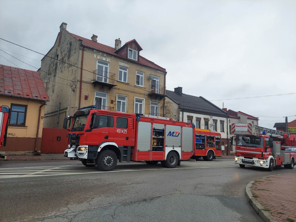 Pożar w kamienicy przy Iłżeckie w Starchowicach! W niedzielny poranek służby w akcji