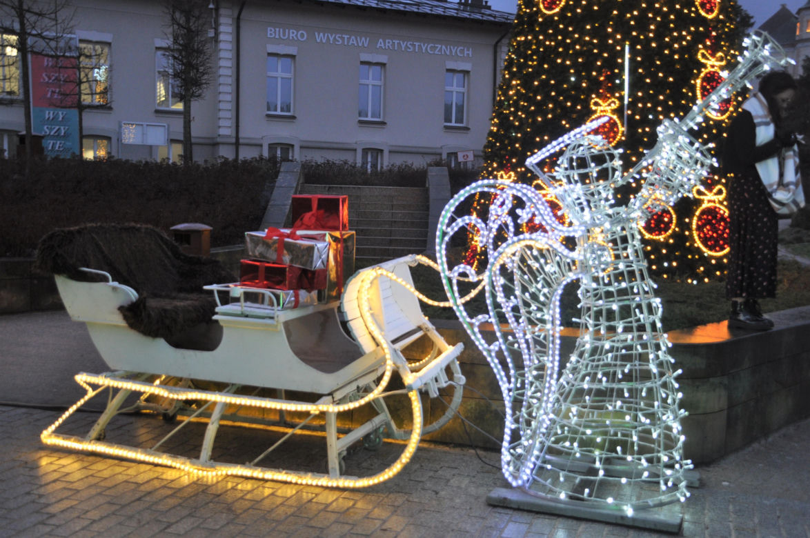 Świąteczne iluminacje na deptaku i Placu Artystów w Kielcach