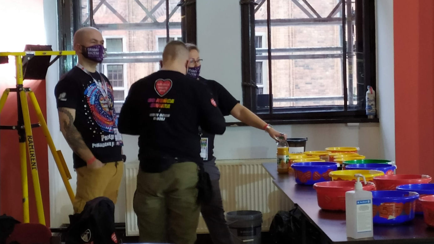Gorące serca smagane wiatrem. Torunianie grają z WOŚP po raz trzydziesty! [FOTO]