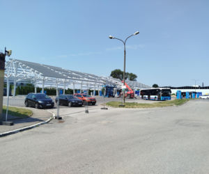 Na terenie MPK w Siedlcach powstaje już wiata dla autobusów elektrycznych. Ogromna konstrukcja robi wrażenie!