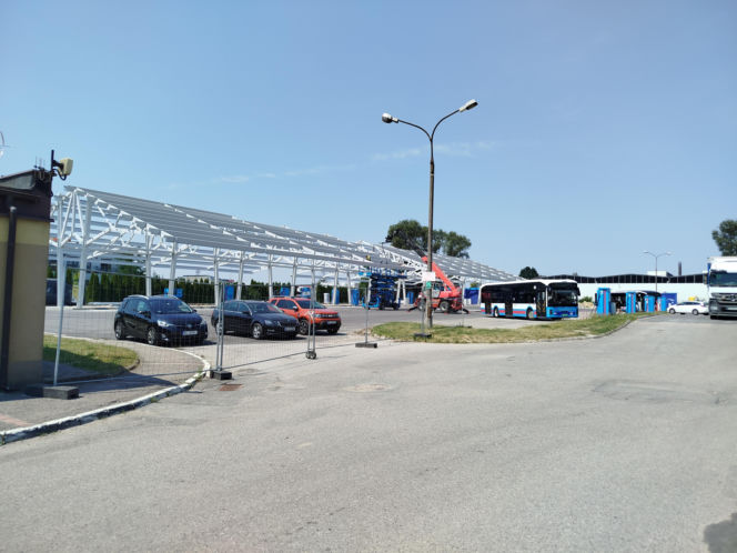 Na terenie MPK w Siedlcach powstaje już wiata dla autobusów elektrycznych. Ogromna konstrukcja robi wrażenie!