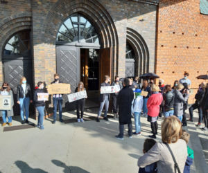 Protest pod kościołem św. Antoniego w Lesznie