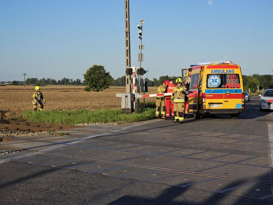 Tragedia na przejeździe kolejowym pod Gnieznem. Nie żyje kierowca osobówki!