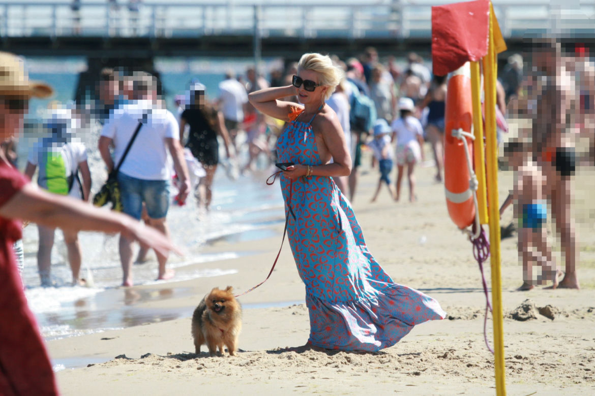 Joanna Racewicz  całuje się na plaży