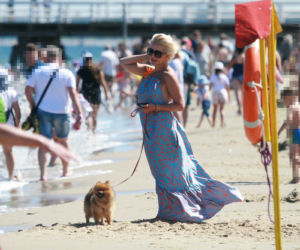 Joanna Racewicz  całuje się na plaży