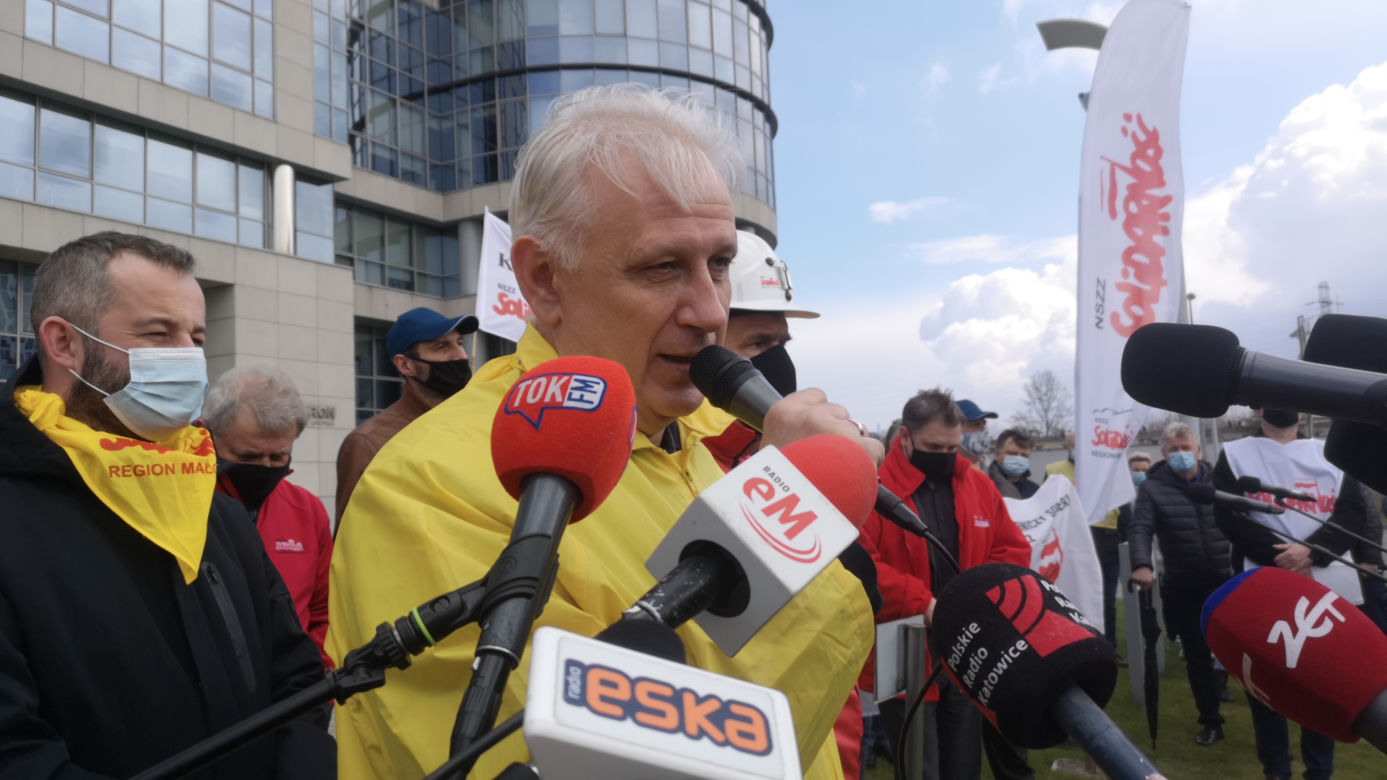 Gorąco pod siedzibą Tauronu. Związkowcy sprzeciwiają podziałowi spółki: "Sasin i Soboń odlecieli!" [ZDJĘCIA, WIDEO]