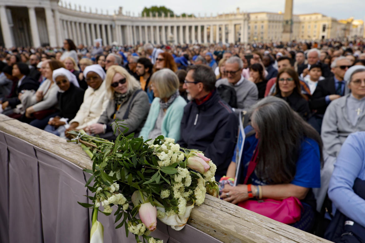Wierni na Placu św. Piotra modlili się w intencji papieża Franciszka