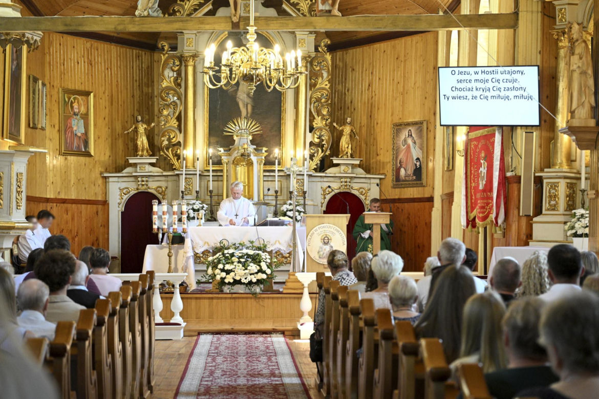 Tak zmienił się kościół z kultowego Rancza. Aktorzy zbierali na remont