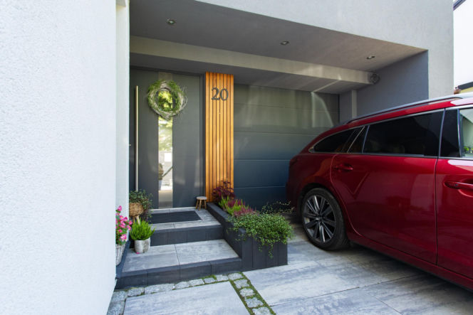 Płyty chodnikowe, palisady i stopnie schodowe, które sprawdzą się w strefie wejściowej