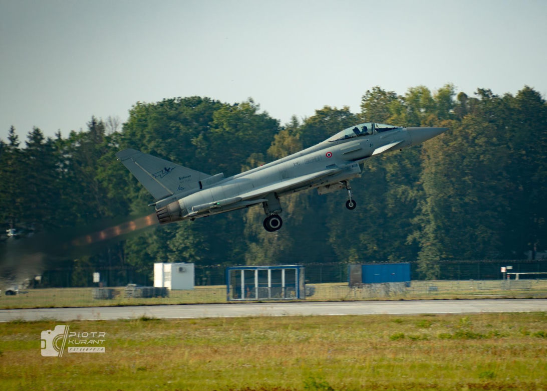 Wzruszający gest pilotów odlatujących z Radomia. Polska flaga na niebie dla „Slaba”