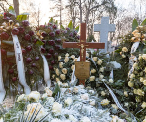 Grób Agaty J. utonął w kwiatach
