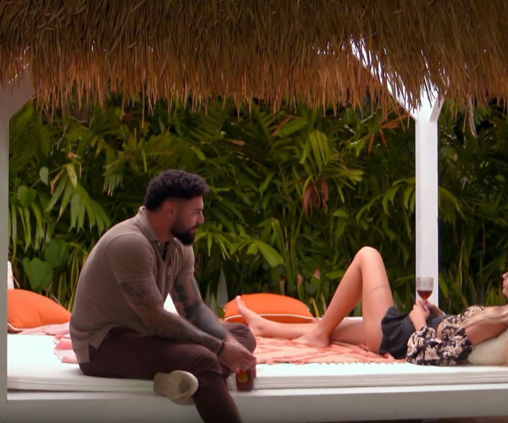 Wiktoria i Filip z Hotelu Paradise rozmawiają w altanie. O spotkaniu byłych partnerów przeczytasz na VOX FM.