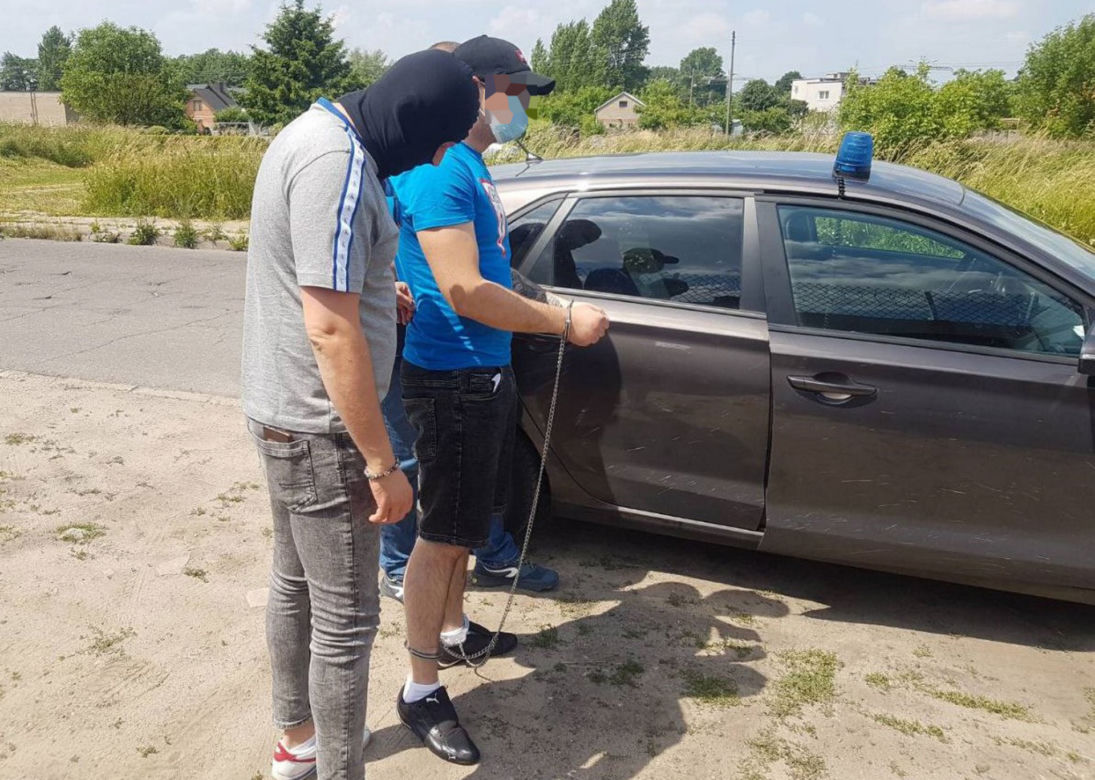 W czwartek 17 czerwca zatrzymany stanął przed sądem. Za posiadanie broni oraz narkotyków trafił do trzymiesięcznego aresztu. 