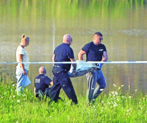 Rzucił się na Dawidka uwięzionego w foteliku