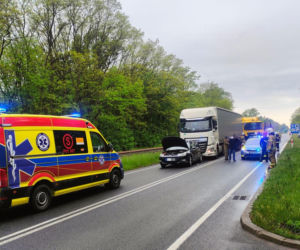 Zderzenie dwóch tirów i osobówki. Poważny wypadek na DK12 w Krzemieniewie