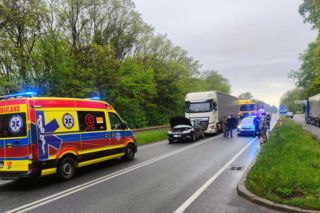 Zderzenie dwóch tirów i osobówki. Poważny wypadek na DK12 w Krzemieniewie