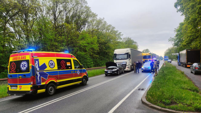 Zderzenie dwóch tirów i osobówki. Poważny wypadek na DK12 w Krzemieniewie