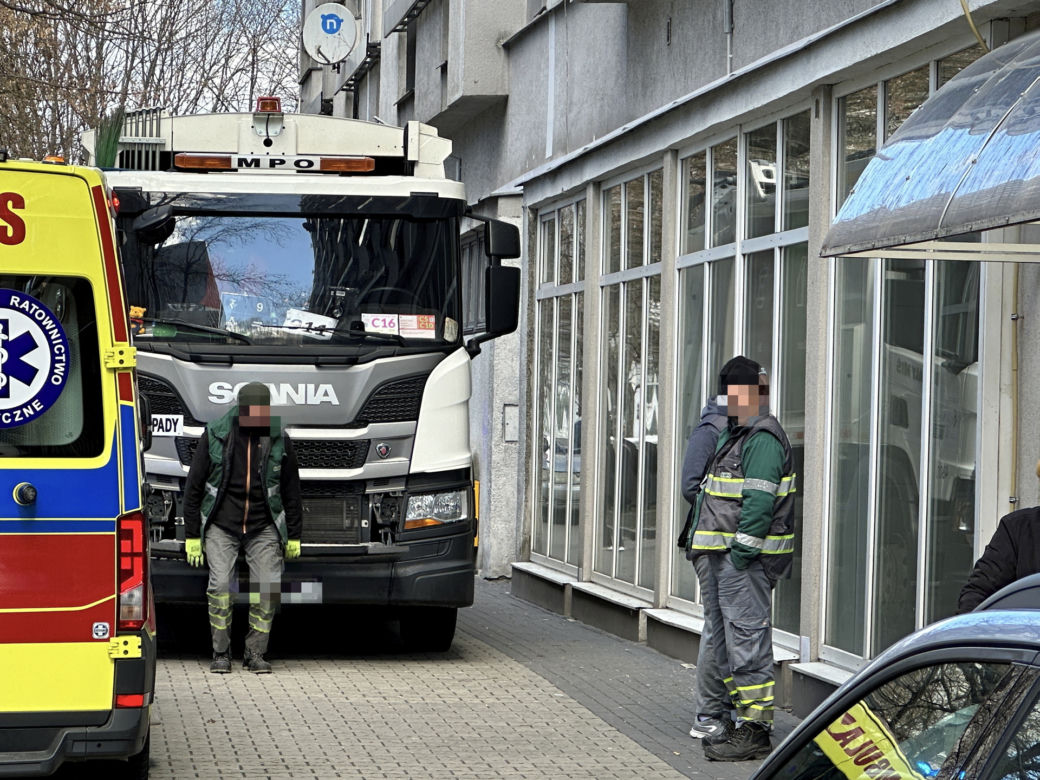 Tragedia na Woli. Śmieciarka przejechała staruszkę. Dramatyczne sceny
