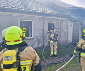 Olbrzymi pożar pod Łomżą. W Starym Cydzynie paliły się warsztat, garaż i dom. Ogień został wstępnie opanowany