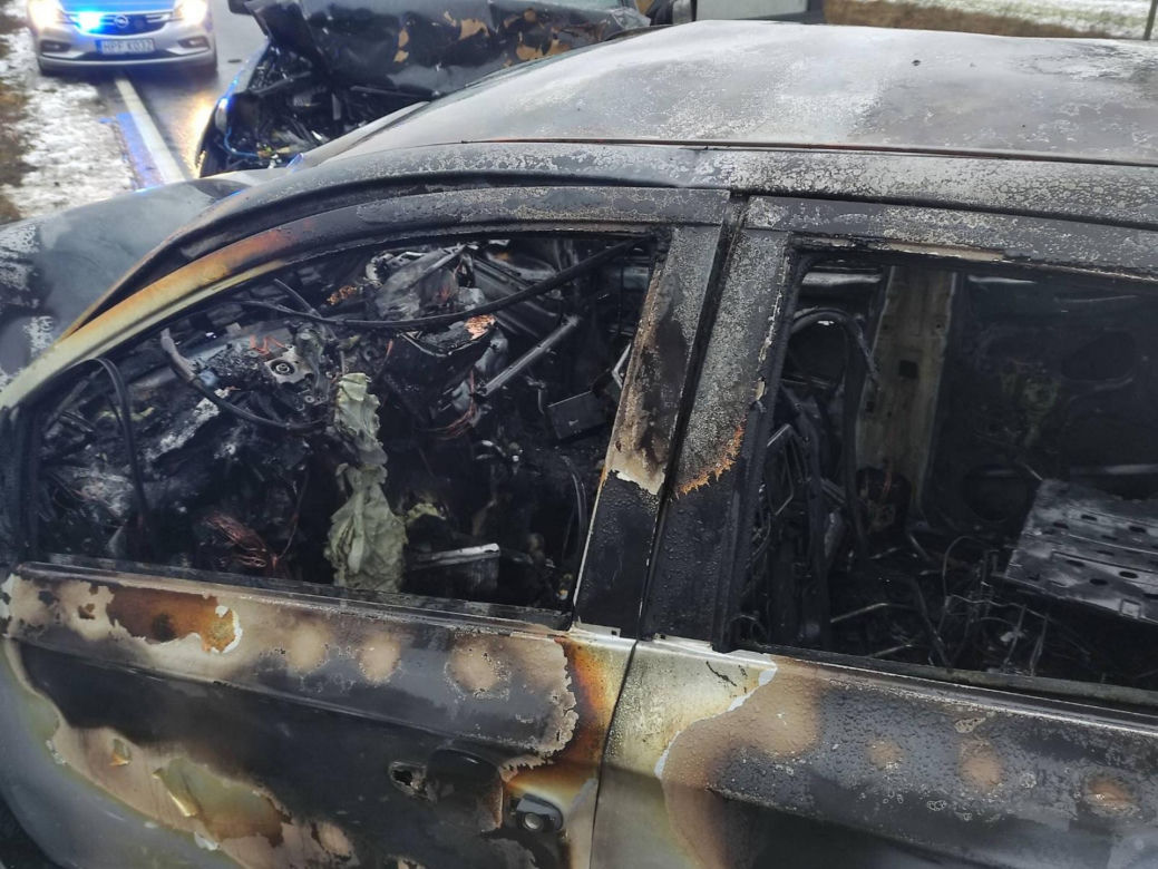Śmiertelny wypadek pod Opocznem. 21-latek wyciągnięty przez świadków z płonącego auta