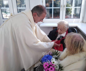 Mieszkańcy domu opieki modlą się za Halinę Kowalską