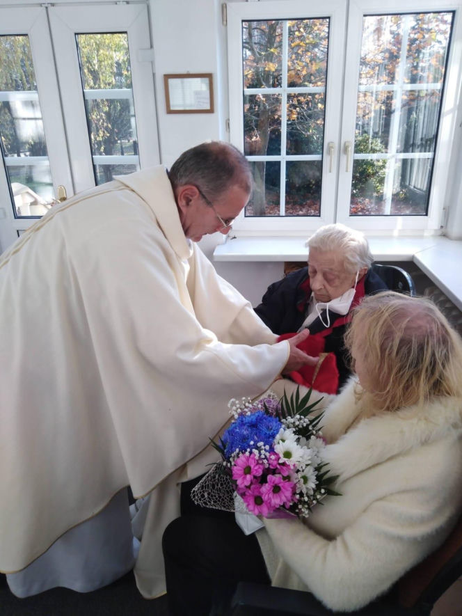 Mieszkańcy domu opieki modlą się za Halinę Kowalską